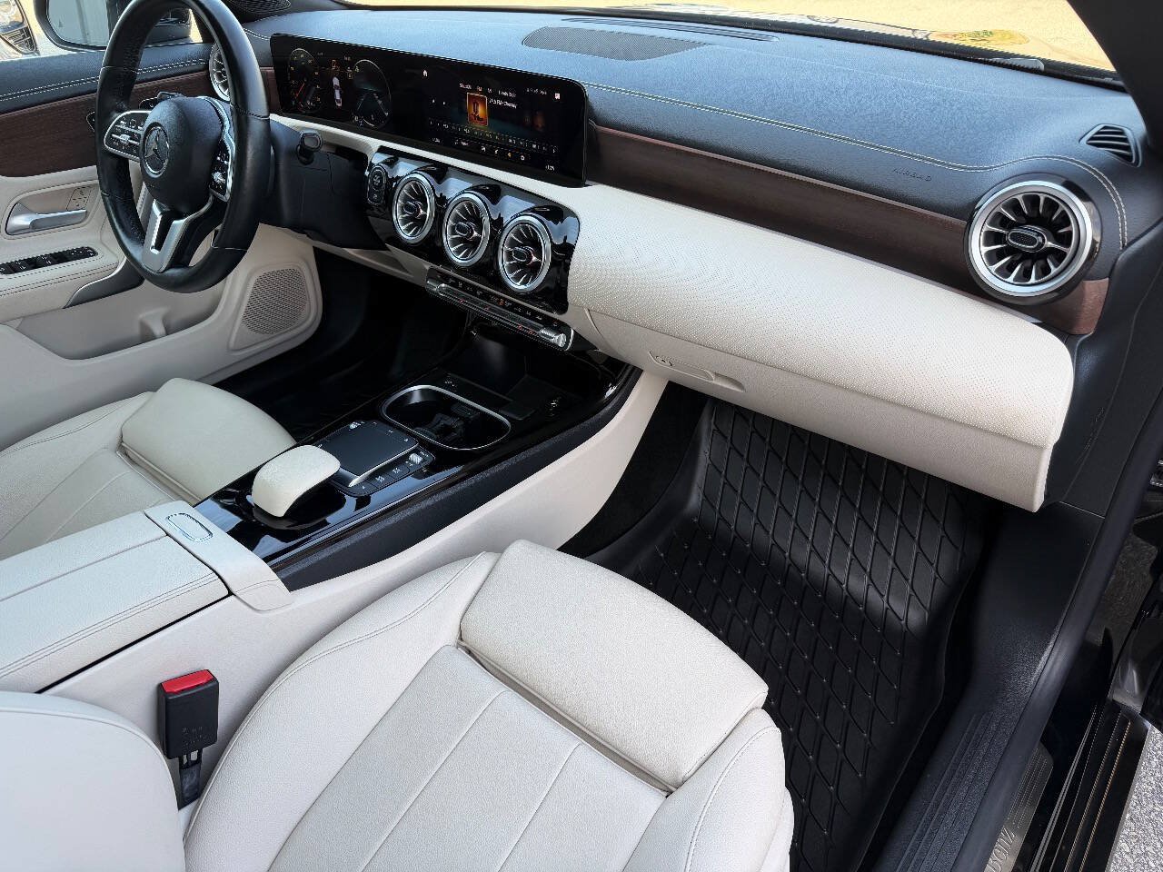 Used 2023 Mercedes-Benz CLA 250 4MATIC w/ Premium Package image 23