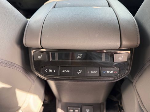 Used 2022 Toyota Highlander Platinum image 32