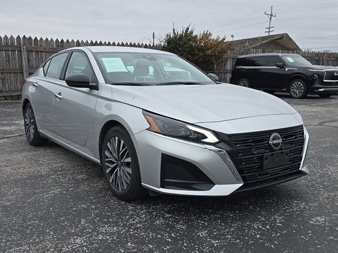 Used 2025 Nissan Altima 2.5 SV image 1