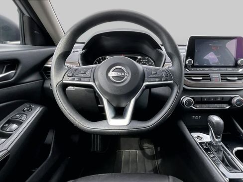 Used 2024 Nissan Altima 2.5 SV FWD image 6