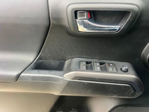 Used 2019 Toyota Tacoma TRD Off-Road w/ Technology Package image 23