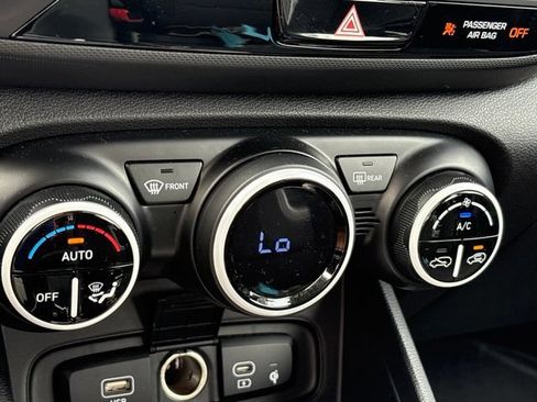 Used 2025 Hyundai Venue Limited FWD image 16