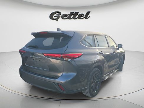 Used 2023 Toyota Highlander LE image 3