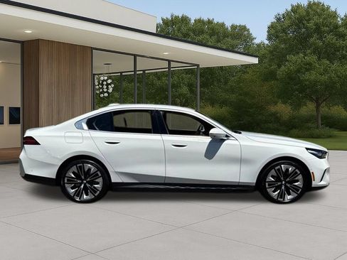 Used 2026 BMW i5 eDrive40 w/ Premium Package RWD image 7