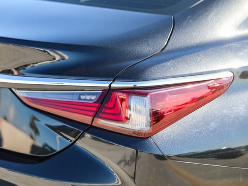 Used 2024 Lexus ES 350 w/ Premium Package FWD image 9