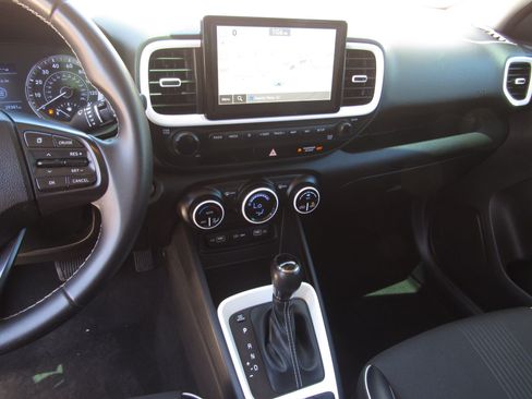 Used 2022 Hyundai Venue Limited FWD image 17
