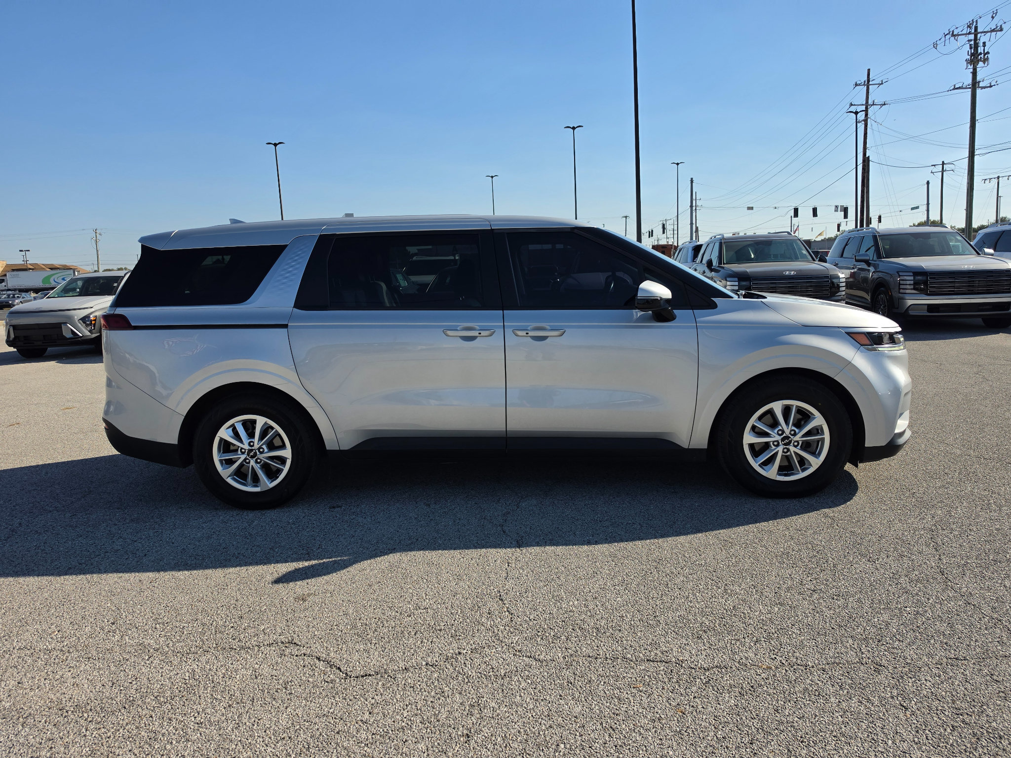Used 2023 Kia Carnival LX FWD image 7