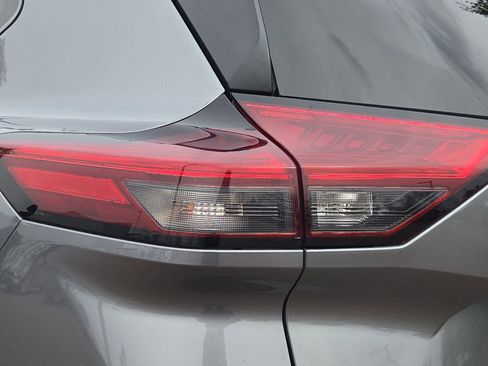 Used 2024 Nissan Rogue SV image 34