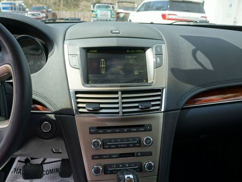Used 2010 Lincoln MKT image 9