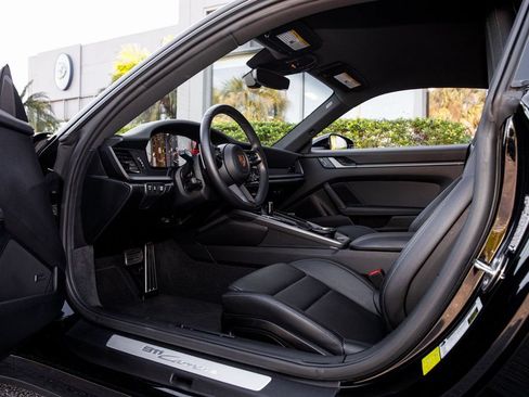 Used 2025 Porsche 911 Carrera RWD image 24