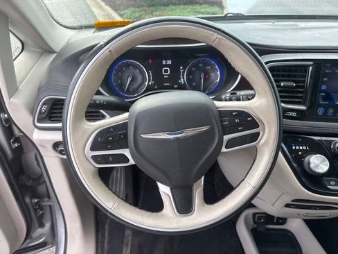 Used 2017 Chrysler Pacifica Limited FWD image 16