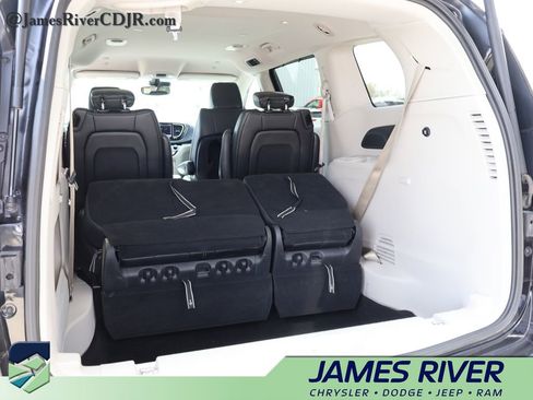 Used 2024 Chrysler Pacifica Touring-L FWD image 15