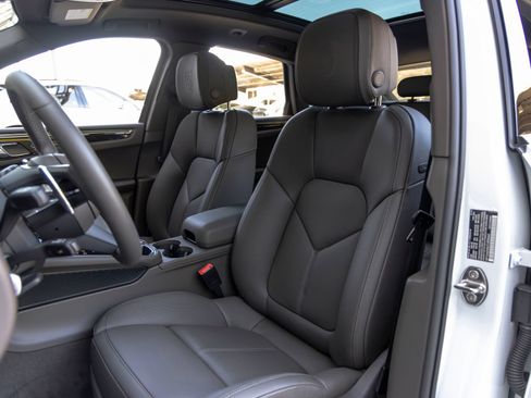 Certified 2026 Porsche Macan AWD/4WD image 5