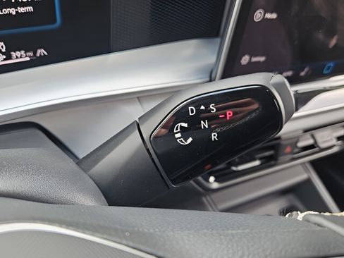 Certified 2025 Volkswagen Tiguan SE AWD/4WD image 16