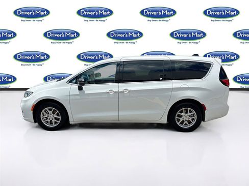 Used 2025 Chrysler Pacifica Select FWD image 4