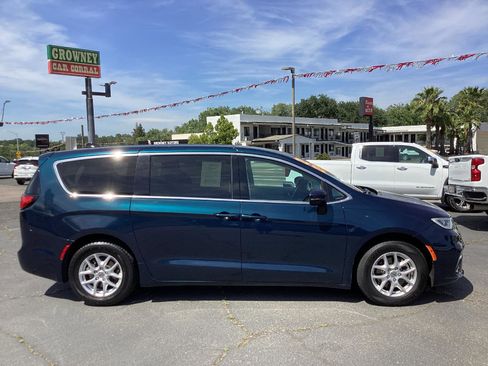 Used 2023 Chrysler Pacifica Touring-L FWD image 2