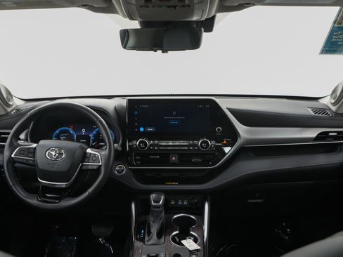 Used 2025 Toyota Highlander Platinum image 15