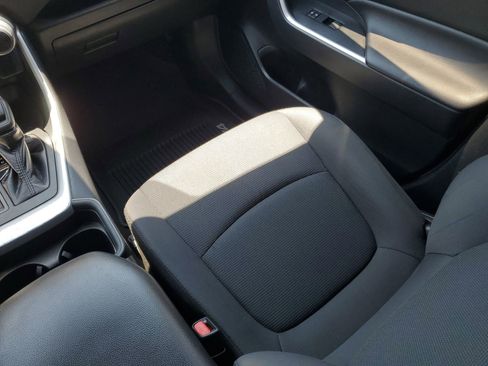 Used 2019 Toyota RAV4 LE FWD image 14