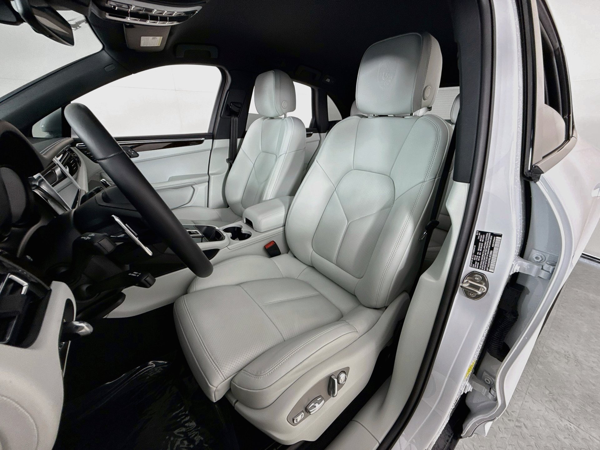 Used 2024 Porsche Macan AWD/4WD image 9