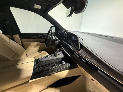 Used 2023 Cadillac Escalade Premium Luxury AWD/4WD image 37