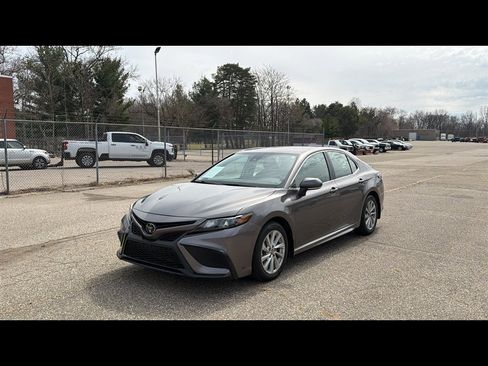 Used 2024 Toyota Camry SE image 2