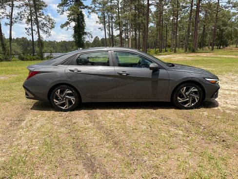 Used 2024 Hyundai Elantra Limited FWD image 6