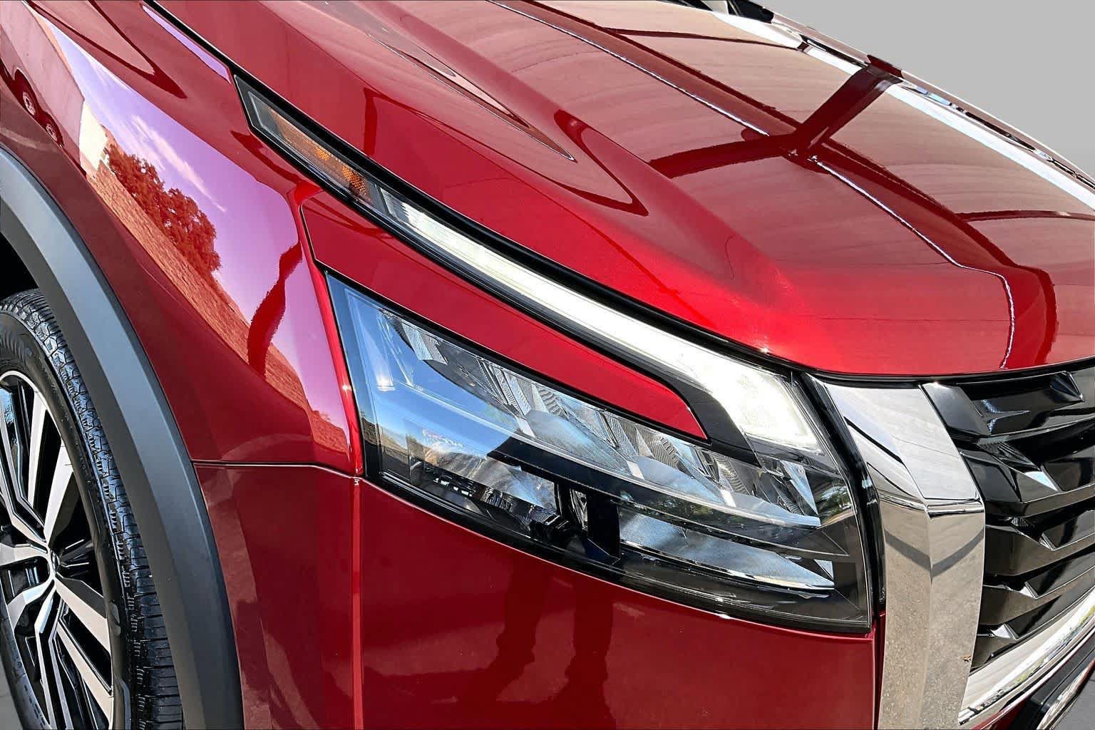 Certified 2025 Nissan Pathfinder Platinum FWD image 28