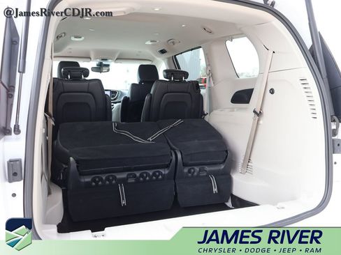 Used 2023 Chrysler Pacifica Touring-L FWD image 15