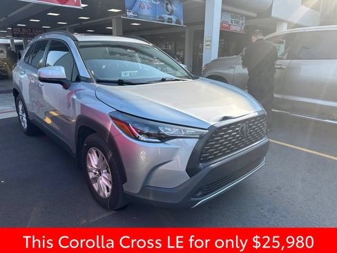 Used 2023 Toyota Corolla Cross LE w/ Moonroof Package FWD image 5