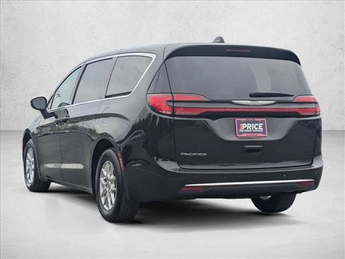 Used 2023 Chrysler Pacifica Touring-L FWD image 8