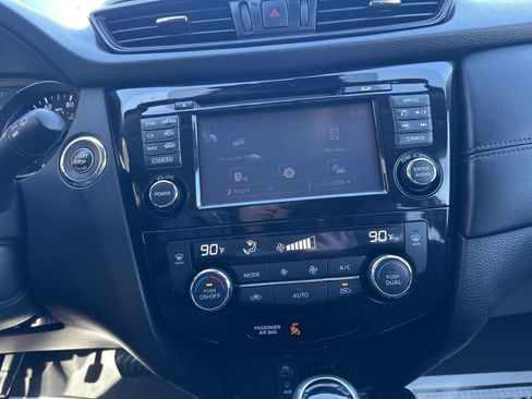 Used 2017 Nissan Rogue SL w/ SL Premium Package image 22