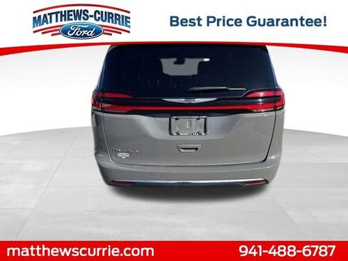 Used 2025 Chrysler Pacifica Select image 5