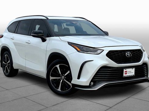 Used 2022 Toyota Highlander XSE FWD image 3