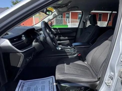 Used 2024 Jeep Grand Cherokee Laredo RWD image 11