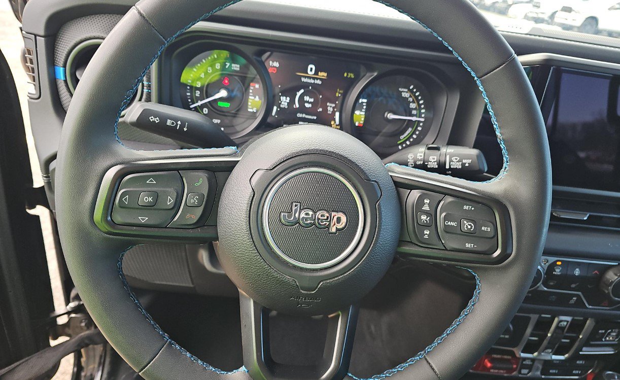 Used 2025 Jeep Wrangler Unlimited Rubicon 4xe w/ Convenience Group AWD/4WD image 5