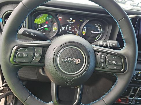Used 2025 Jeep Wrangler Unlimited Rubicon 4xe w/ Convenience Group AWD/4WD image 5