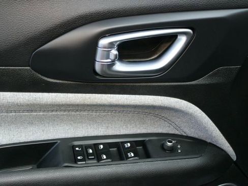 Used 2024 Jeep Compass Latitude w/ Convenience Group image 18