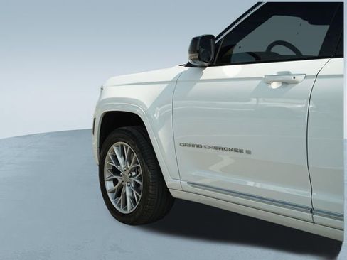 Used 2023 Jeep Grand Cherokee L Summit w/ Luxury Tech Group V image 39