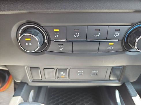 Used 2025 Nissan Frontier SV AWD/4WD image 32