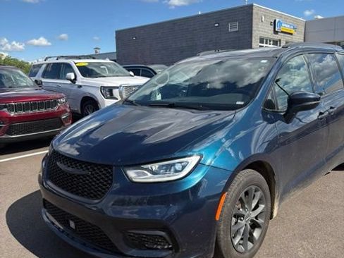 Used 2021 Chrysler Pacifica Touring-L w/ S Appearance Package FWD image 4