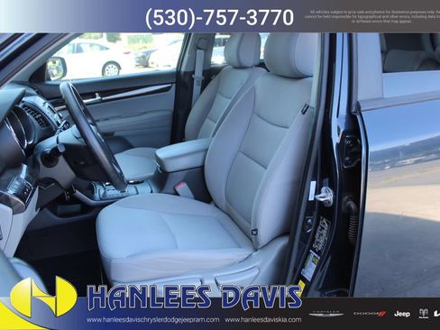 Used 2012 Kia Sorento LX w/ Convenience Pkg FWD image 12