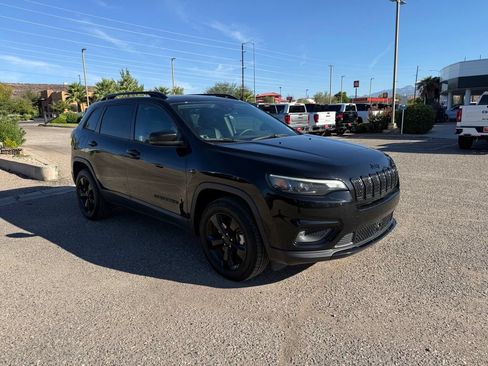 Used 2021 Jeep Cherokee Latitude Plus AWD/4WD image 3