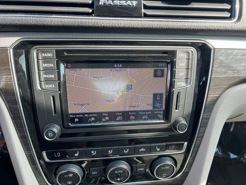 Used 2018 Volkswagen Passat 2.0T SE FWD image 37