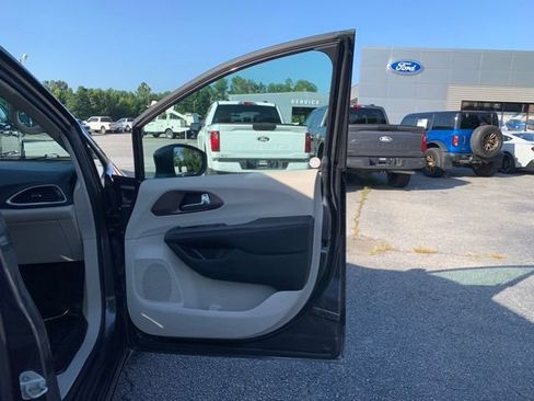 Used 2023 Chrysler Voyager LX FWD image 16