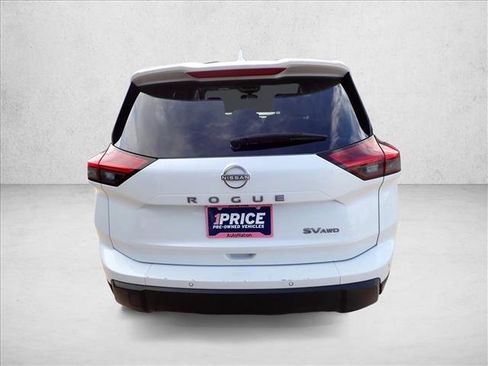 Used 2024 Nissan Rogue SV image 3