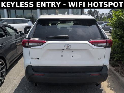 Used 2021 Toyota RAV4 LE FWD image 5