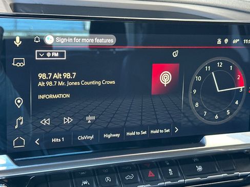 Certified 2025 GMC Sierra 1500 SLT image 24