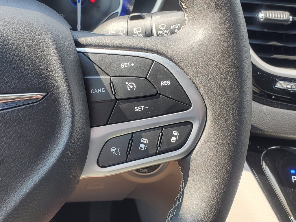 Used 2024 Chrysler Pacifica Touring-L FWD image 15