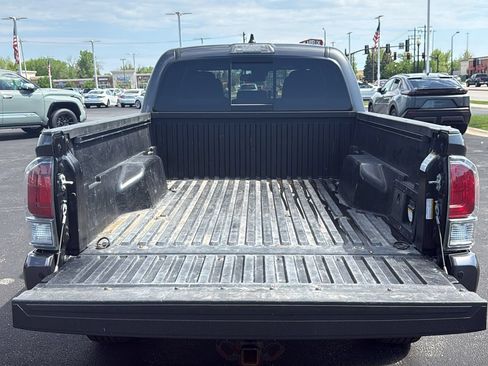 Used 2022 Toyota Tacoma TRD Off-Road w/ Technology Package AWD/4WD image 24