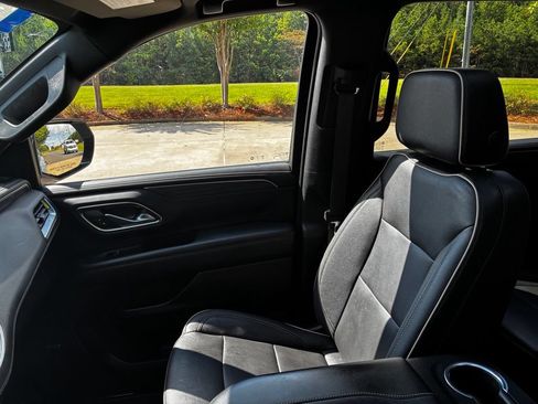 Used 2023 GMC Yukon XL SLT w/ SLT Premium Package RWD image 32